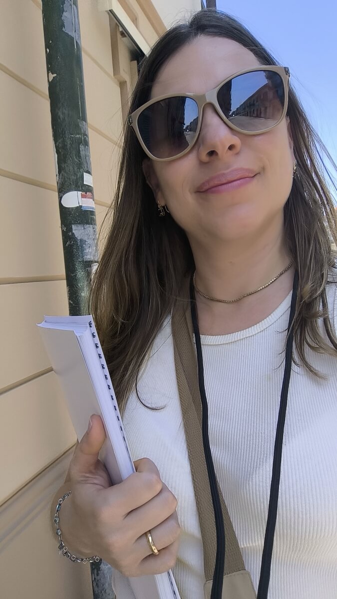 Durante muitos anos, acompanhei meus alunos vivendo experi&ecirc;ncias internacionais. Alguns viajavam a trabalho, outros realizavam o sonho do interc&acirc;mbio, outros ainda precisavam usar o ingl&ecirc;s em situa&ccedil;&otilde;es importantes da carreira. Desta vez, por&eacute;m, fui eu quem embarcou. Viajei para a It&aacute;lia para estudar italiano e viver, por algumas semanas, algo que eu j&aacute; n&atilde;o experimentava havia muito tempo: ocupar apenas o lugar de aluna. Sem perceber, essa experi&ecirc;ncia acabaria me ensinando muito mais do que um novo idioma.&nbsp;

Nos primeiros dias, eu ainda estava vivendo a It&aacute;lia como turista. Caminhei por Floren&ccedil;a, visitei museus, conheci Pisa e Cinque Terre. Foi apenas na manh&atilde; do primeiro dia de aula que a viagem realmente come&ccedil;ou. Quando entrei na sala, me vi fazendo as mesmas perguntas que escuto, com frequ&ecirc;ncia, dos meus pr&oacute;prios alunos antes de uma primeira aula: "Quem s&atilde;o essas pessoas? Ser&aacute; que o n&iacute;vel delas &eacute; mais alto que o meu? Como vou me comunicar?". Naquele momento, deixei de ser professora. Eu era apenas mais uma aluna, cercada por pessoas de diferentes pa&iacute;ses e com a mesma vontade de aprender.

Ao longo da semana, uma coisa passou a me chamar muito a aten&ccedil;&atilde;o. A professora conduzia as aulas de forma leve e acolhedora. Sempre que algu&eacute;m n&atilde;o encontrava a palavra certa ou tinha dificuldade para explicar uma ideia, ela ajudava sem constrangimento, como se dissesse, o tempo todo, que errar fazia parte do caminho. Tamb&eacute;m comecei a observar meus colegas, vindos de diferentes pa&iacute;ses. Mesmo quando cometiam erros, eles continuavam falando com naturalidade. N&atilde;o havia vergonha, nem o medo de parecer imperfeito. O erro era tratado apenas como mais uma etapa da aprendizagem.


Foi imposs&iacute;vel n&atilde;o comparar essa viv&ecirc;ncia com a realidade que encontro todos os dias em sala de aula. Muitos adultos chegam &agrave;s aulas de ingl&ecirc;s carregando um peso muito maior do que a dificuldade com o idioma: o medo de errar, de serem julgados ou de parecerem menos capazes por ainda estarem aprendendo. Na minha turma, formada por pessoas de diferentes nacionalidades, tive a impress&atilde;o de que essa rela&ccedil;&atilde;o com o erro era diferente. Havia timidez em alguns momentos, mas n&atilde;o vergonha. Aquela experi&ecirc;ncia refor&ccedil;ou em mim a import&acirc;ncia de criar um ambiente em que o aluno se sinta seguro para falar antes mesmo de falar bem.


Eu viajei para a It&aacute;lia para aprender italiano. Voltei com novas palavras, novas experi&ecirc;ncias e mem&oacute;rias que vou guardar por muitos anos. Mas a principal bagagem que trouxe foi outra: a certeza de que aprender um idioma vai muito al&eacute;m de memorizar regras ou ampliar o vocabul&aacute;rio. Quando um aluno encontra um ambiente em que pode errar sem medo, fazer perguntas sem constrangimento e se sentir acolhido durante o processo, aprender deixa de ser uma prova de desempenho e passa a ser uma experi&ecirc;ncia de descoberta. Como professora, essa foi, sem d&uacute;vida, a li&ccedil;&atilde;o mais valiosa que trouxe comigo.&nbsp;