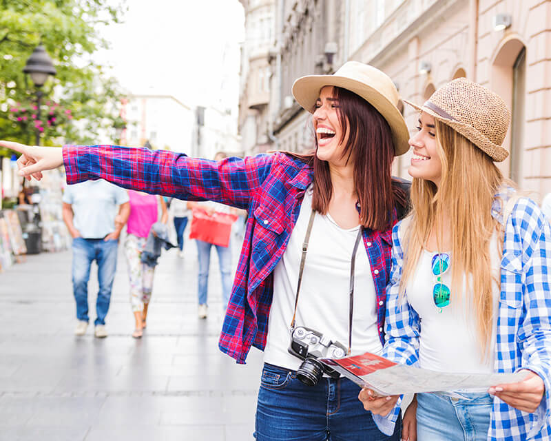 Viajar para destinos de l&iacute;ngua espanhola pode ser uma experi&ecirc;ncia incr&iacute;vel, mas para realmente aproveit&aacute;-la ao m&aacute;ximo, &eacute; essencial ter algumas no&ccedil;&otilde;es de espanhol. Nesta postagem, vamos compartilhar dicas valiosas para ajud&aacute;-lo a adquirir as habilidades necess&aacute;rias para se comunicar eficazmente em espanhol durante suas viagens.

Vamos explorar t&oacute;picos como cumprimentar os habitantes locais, fazer pedidos em restaurantes e compreender as nuances culturais que tornar&atilde;o sua experi&ecirc;ncia de viagem mais rica e significativa. Al&eacute;m disso, voc&ecirc; descobrir&aacute; como a l&iacute;ngua espanhola pode enriquecer suas viagens, permitindo que voc&ecirc; mergulhe na cultura local de uma maneira &uacute;nica. Prepare-se para a sua pr&oacute;xima aventura com confian&ccedil;a!