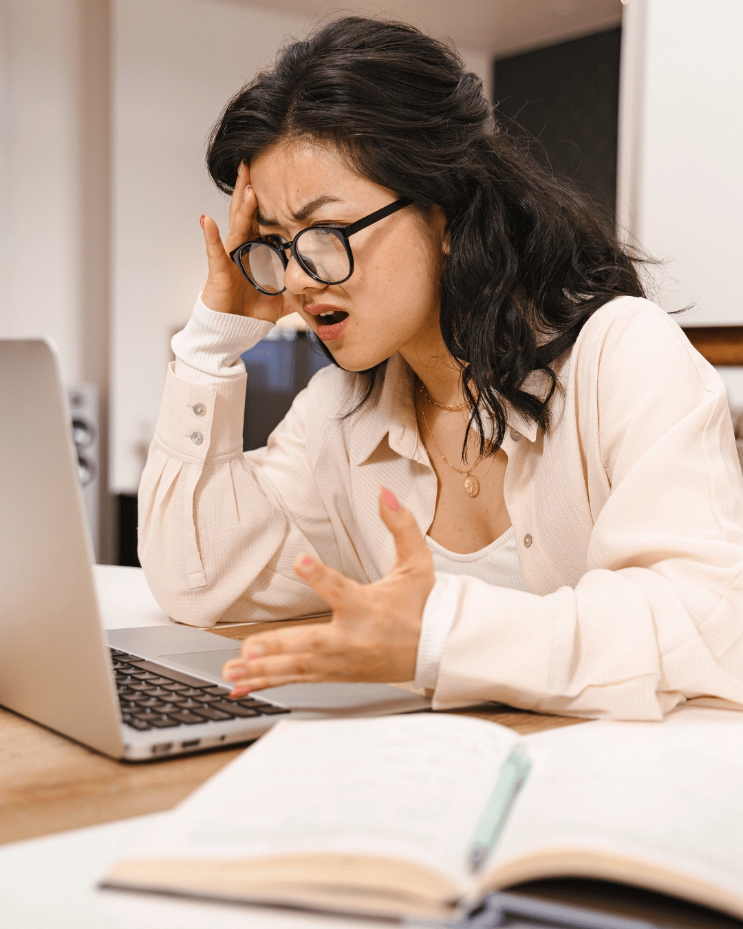Por que aprender um idioma na vida adulta mexe tanto com a nossa confiança? Ao longo dos anos ensinando inglês para adultos, percebi que a maior parte das dificuldades que surgem em sala de aula não está relacionada à gramática, ao vocabulário ou à pronúncia. Com frequência, os desafios mais difíceis de superar são emocionais. É comum ouvir frases como "eu entendo, mas travo na hora de falar", "fiquei nervoso e não consegui responder" ou "tenho medo de errar". O que essas falas revelam é que aprender um idioma na vida adulta vai muito além da aquisição de uma nova habilidade. Em muitos casos, significa lidar com a sensação de vulnerabilidade que acompanha qualquer processo de aprendizagem, especialmente quando já construímos uma trajetória pessoal e profissional baseada naquilo que sabemos fazer bem.
Essa sensação costuma ser ainda mais intensa entre profissionais que já ocupam posições de liderança ou são reconhecidos pela sua experiência. Muitos dos meus alunos são gerentes, especialistas, pesquisadores, empreendedores e executivos que, no seu dia a dia, tomam decisões importantes, resolvem problemas complexos e são referência em suas áreas. Quando iniciam o aprendizado de um idioma, no entanto, precisam conviver com uma realidade diferente: procurar palavras, formular frases simples, pedir ajuda e lidar com situações em que não conseguem se expressar com a mesma clareza e precisão que possuem na língua materna. Quanto mais consolidada é a identidade profissional de uma pessoa, maior pode ser o desconforto de voltar a ocupar o lugar de iniciante. Afinal, aprender algo novo exige reconhecer temporariamente aquilo que ainda não sabemos.
Além da dificuldade natural de aprender algo novo, existe um fator que aparece com frequência nas conversas com meus alunos: a comparação. Muitos relatam sentir mais receio de falar inglês na frente de outros brasileiros do que de estrangeiros. Talvez porque o estrangeiro já espere que aquela pessoa esteja utilizando uma segunda língua, enquanto o colega brasileiro compartilha o mesmo idioma nativo, referências semelhantes e, muitas vezes, o mesmo contexto profissional. O medo de ser julgado, de parecer menos preparado ou de não conseguir expressar uma ideia importante pode gerar uma pressão silenciosa que bloqueia a comunicação. Nesses momentos, o problema não está na falta de conhecimento, mas na dificuldade de acessar esse conhecimento sob tensão.
Ao longo da minha experiência como professora, percebi que a confiança dos alunos cresce na mesma medida em que eles passam a enxergar o erro de outra forma. Por isso, grande parte do meu trabalho consiste em criar um ambiente em que o aluno se sinta seguro para experimentar, fazer perguntas e se expressar sem medo de julgamentos. As aulas costumam fluir melhor quando o erro deixa de ser interpretado como uma falha pessoal e passa a ser entendido como uma etapa natural do processo. Tenho um exemplo interessante de um aluno que, no início, atendia ligações em inglês escondido, embaixo da mesa, para que ninguém o ouvisse falando. Hoje, ele ocupa uma posição de liderança na sua área e utiliza inglês e outros idiomas com frequência no ambiente profissional. O que transformou sua trajetória não foi apenas o domínio da língua, mas a mudança na relação que desenvolveu com a exposição, com a prática e com os próprios erros.
Em poucos dias, embarcarei para a Itália para estudar italiano e, depois de muitos anos ensinando idiomas, voltarei a ocupar o lugar de aluna. Sei que, em algum momento, vou procurar palavras que não virão, cometer erros, me comparar com pessoas mais avançadas e sentir o desconforto de não conseguir me expressar exatamente como gostaria. Talvez essa seja uma das maiores lições que o aprendizado de um idioma pode nos oferecer: compreender que aprender é um processo contínuo e cíclico. Um desafio é superado e logo outro surge em seu lugar. Não existe um ponto de chegada em que passamos a saber tudo. Sempre haverá algo novo para descobrir, desenvolver ou aperfeiçoar. Quando aceitamos essa dinâmica, respeitamos nosso próprio ritmo e entendemos que cada pessoa tem seu tempo de aprendizagem, a experiência se torna mais leve. Os erros deixam de ser obstáculos e passam a ser sinais de que estamos avançando.